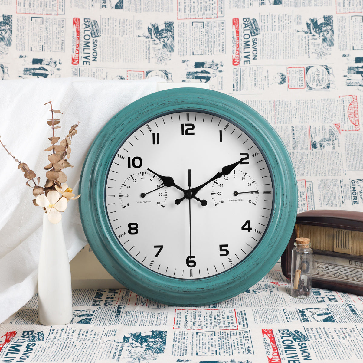 IvoQ Waterdichte Retro Vintage Wandklok met Ingebouwde Thermometer – Perfect voor Binnen & Buiten – Stil & Stijlvol